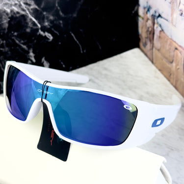 Oakley OM02